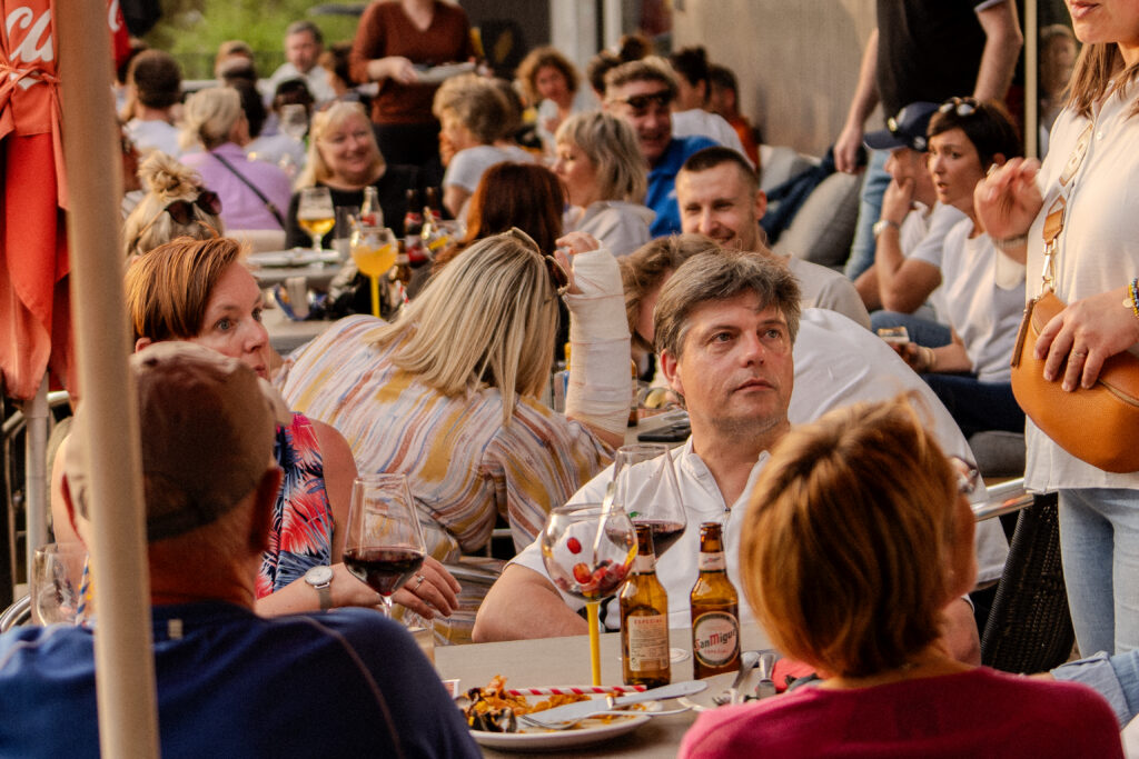 Bezoekers op het terras van de Borgerweert Cafetaria.