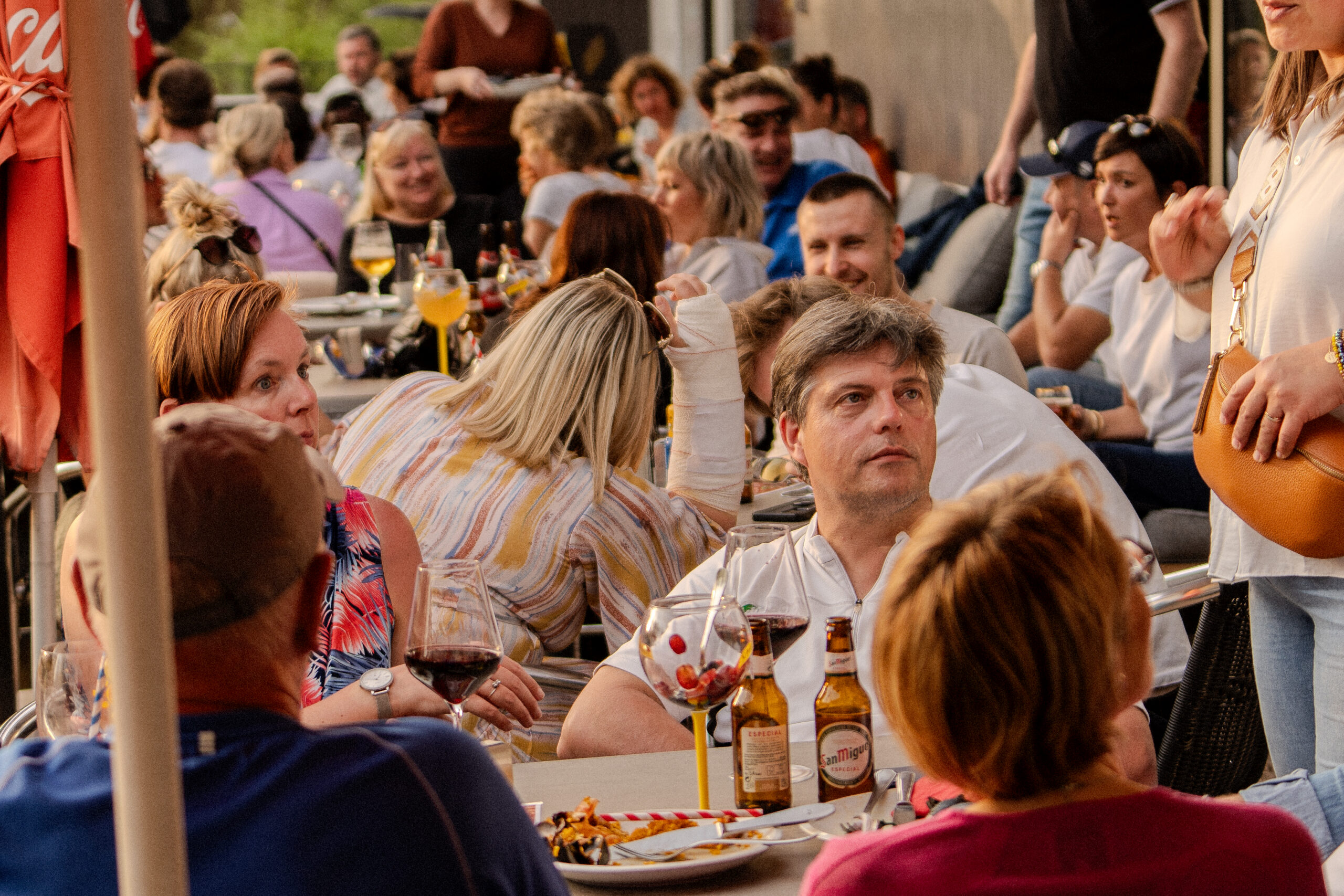 Bezoekers op het terras van de Cafetaria van Borgerweert.