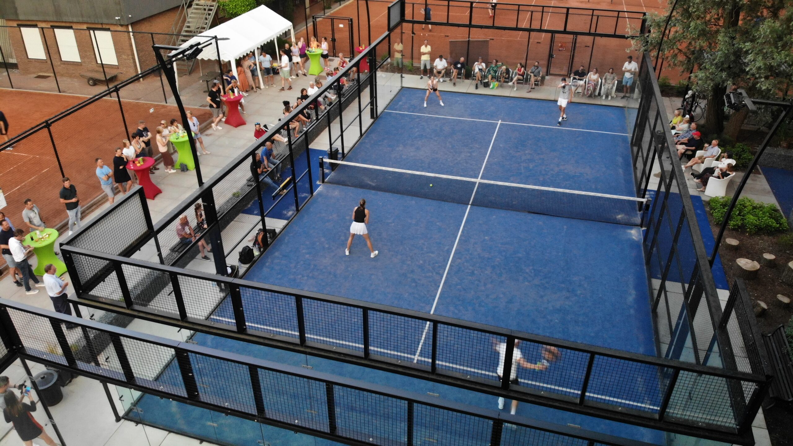 Padelspelers op de outdoor terreinen van Borgerweert.