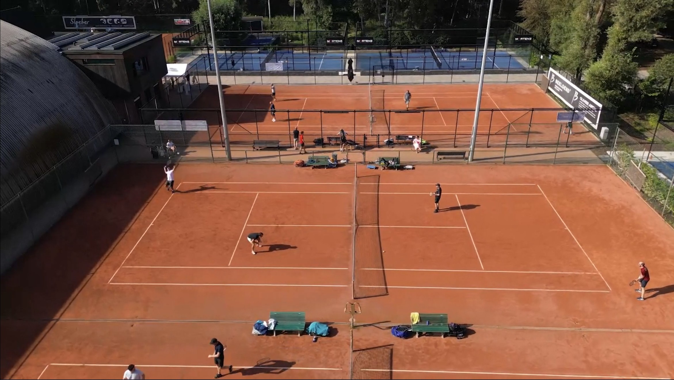 Spelers op de outdoor tennisterreinen van Borgerweert.